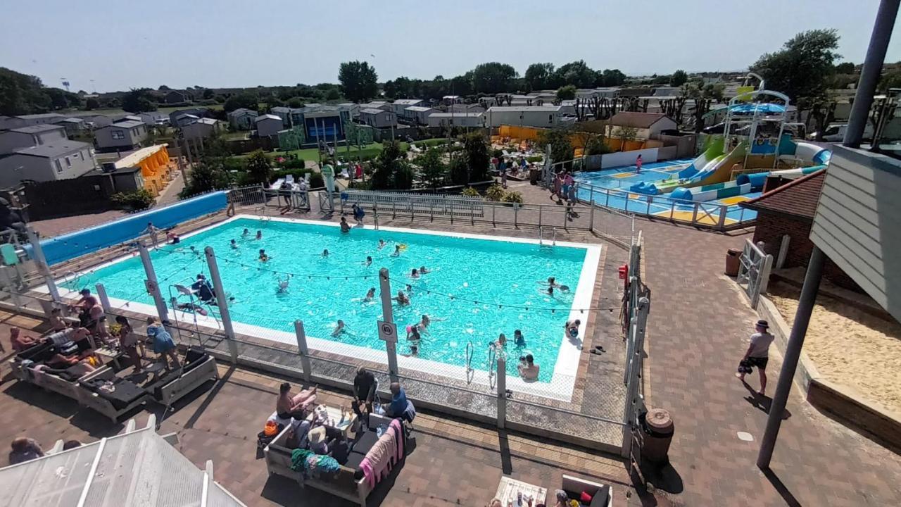 The Burrows Holiday Caravan, Seal Bay Selsey Exterior photo